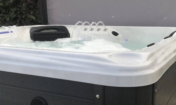 Surlingham Cabin | NEW Boutique Manor Farm Lodge sleeps 8 NEW HotTub for 8 Peaceful countryside
