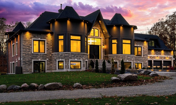 Bluewater Beach House | *NEW* Breathtaking Estate in Tiny | Hot tub | Pool | Sleeps 22+ | Beach Nearby