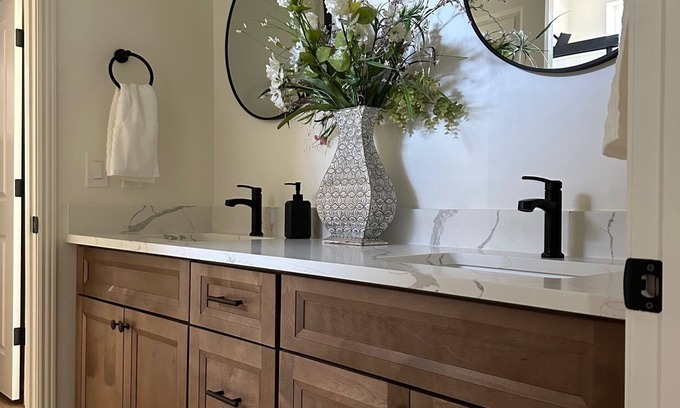 Thatcher House | NEW BUILD Spacious 4-bedroom house with great location- sleeps 10