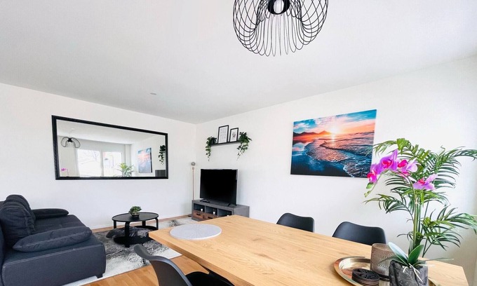 St. Gallen Apartment | New building with balcony *closecentre*freeparking*smarttv