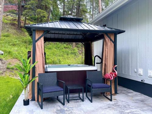Somers Apartment | New Cabin w Private Hot Tub and Fire Pit