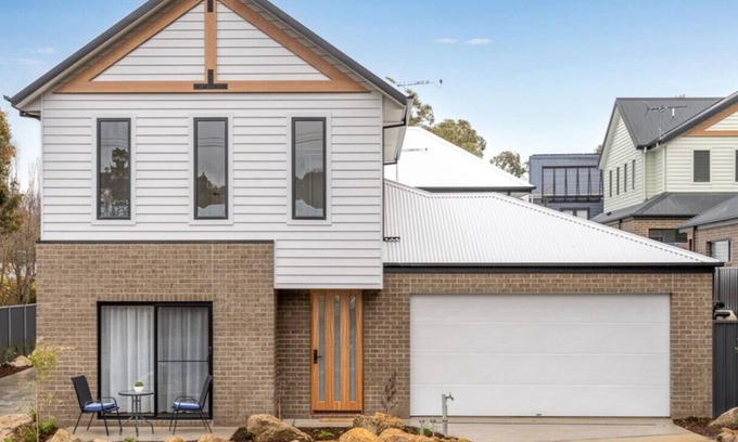 Beechworth House | New Central 2 bedroom townhouse!