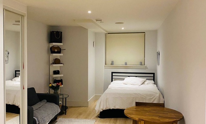 Loxford Apartment | New, centrally located and very cozy studio