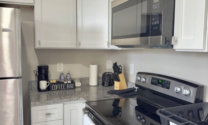 West Pittston Apartment | New ~ Charming 1-bedroom apartment with AC and WiFi in Dwtn Pittston