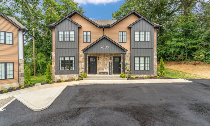 Powell House | New, charming 3-bedroom townhome with all amenities in convenient location
