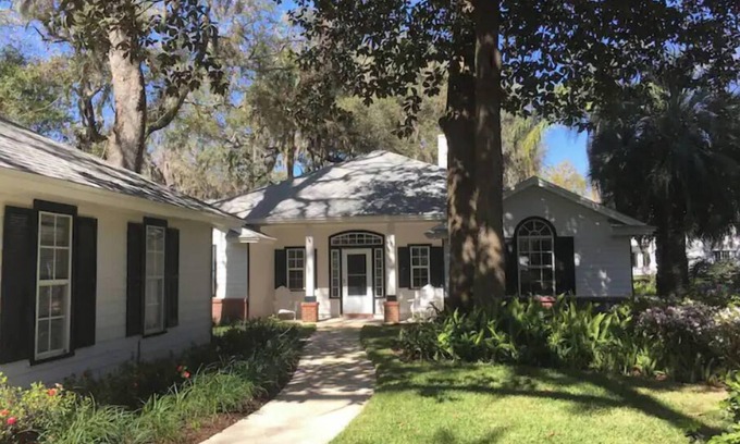 Green Cove Springs House | NEW! Charming Guest House on Private 5 Acre Riverfront Estate with DOCK