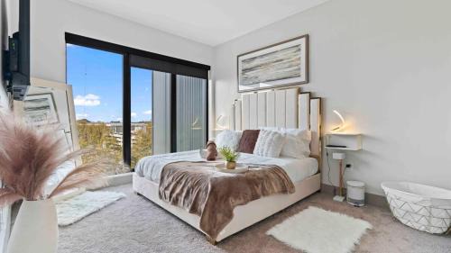 Home Park Apartment | NEW! ChateauOasis PenthouseViews KingBed FreePark