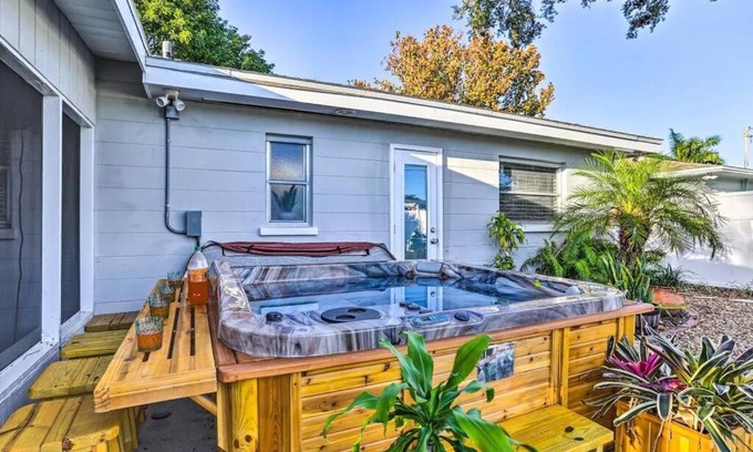South Pinellas Community Council House | NEW! Cheerful bungalow with hot tub near beaches