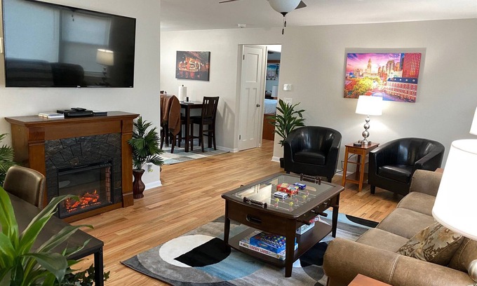 Racine House | New! Cheers! Pro Cleaned, Self Check In Sleeps 6