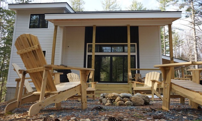 Danbury House | New construction family home at the base of Ragged Mountain.