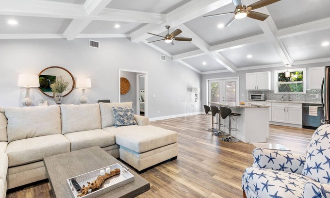 Hobe Sound House | New Construction- Hot Tub - 1.3m to Beach, 2 KING Beds.