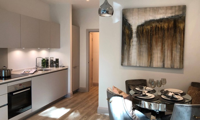 Southfield Apartment | New contemporary flat with gated parking,walk to shops, movies,restaurants,tubes