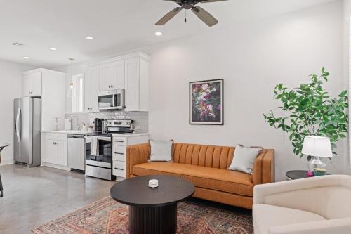 Lafayette Apartment | NEW Couyon House Luxury Amenities Fast WiFi 65 TV