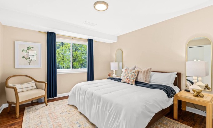 Roseville Apartment | New! Cozy 1BR Upper Flat Near Roseville Downtown