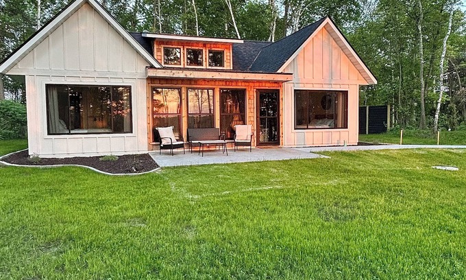 Ossipee Cabin | New Cozy 2BR 2Bath Waterfront Cabin! Firepit, Porch, Games, Stunning Sunset