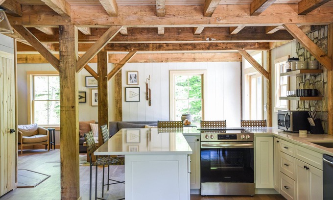 Central Vermont- Killington Cabin | NEW Cozy 4-bedroom cabin with AC, WiFi, Hot Tub and Fire Place!