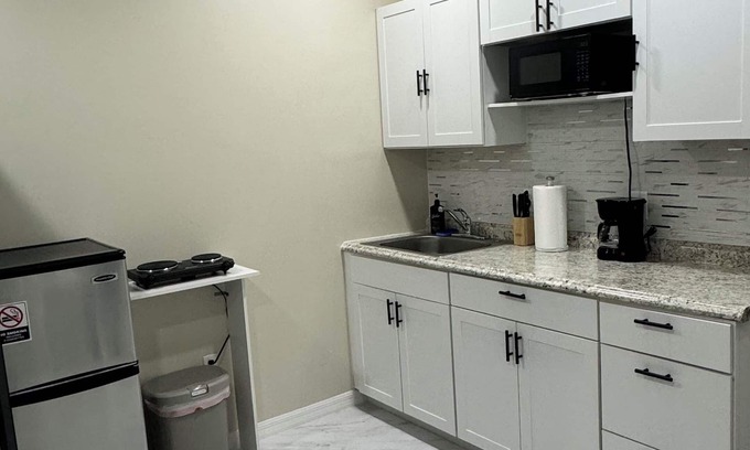 Bloomingdale House | New cozy apartment with bathroom and kitchen in Tampa