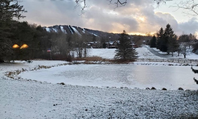 Union Dale House | New Elk Mtn Listing: Cozy family ski house - 2 min from Elk!