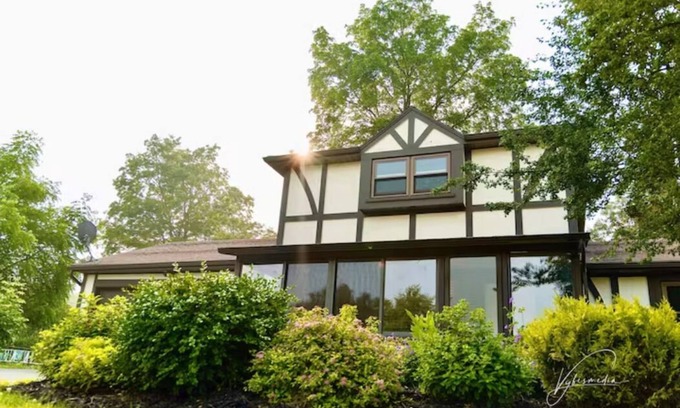 North Greece House | New English Cottage by Ontario Lake