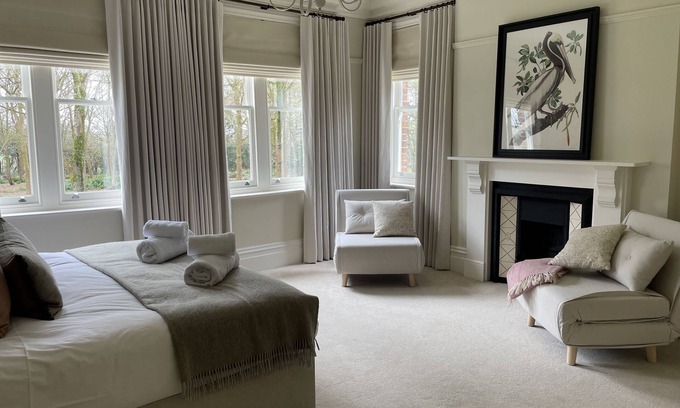 West Parley House | NEW Exquisite & Stylish Country Home, Spa Pool, Huge Grounds, Sleeps up to 16,