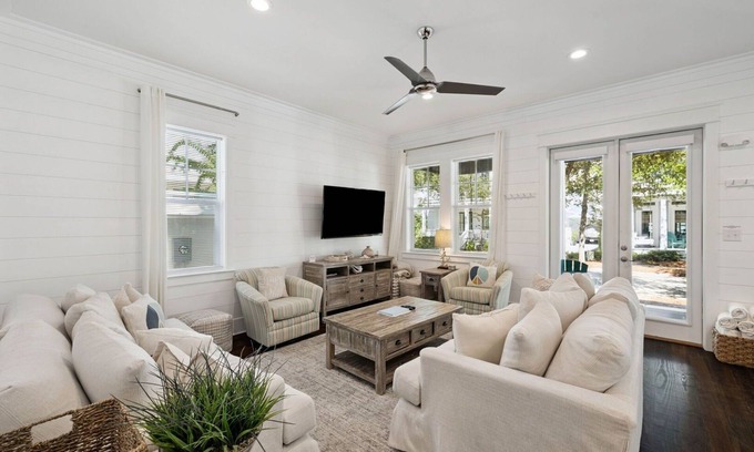 Greenway Park House | NEW! Fall Break OPEN 4 BR, Pool, Bikes & close to shopping & beach