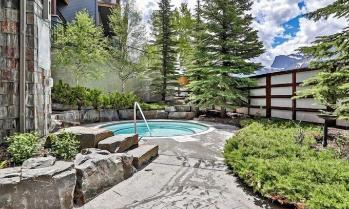 Canmore Condo | New! Fantastic Mountainview Condo! Hot Tubs & Steam Room
