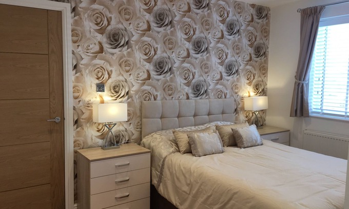Barton-on-Sea Apartment | New Forest Barton-on-Sea cliff top, ground floor, garden apartment. 'Bayside'.