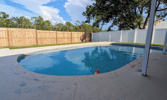 Oldsmar House | New furniture, pet free 3br/2b with grill, board games, and fenced in backyard