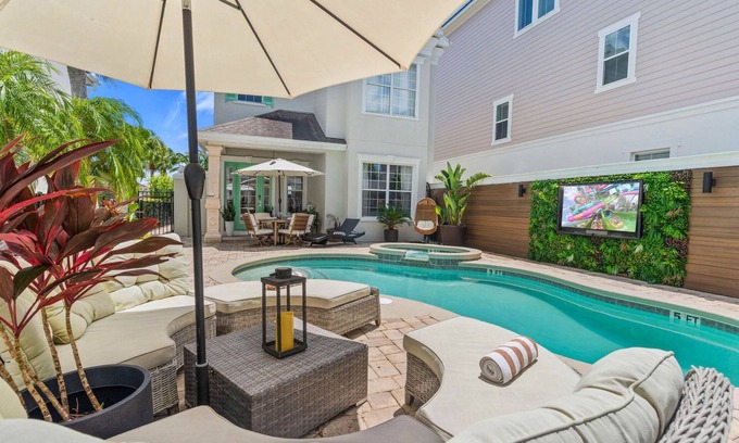 Reunion House | [NEW] Gated Golf Resort Suite w/Private Pool & Arcade Near Disney