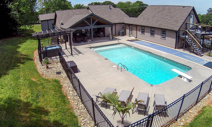 Greer House | NEW - Heated Pool - Hot Tub - Game Room - Sauna - 20 Mins to GVL