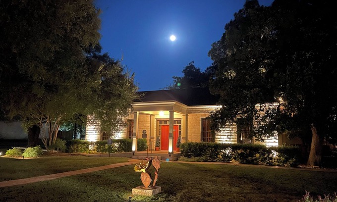 Salado House | NEW! Historic Guest Home on Main - Heart of Town