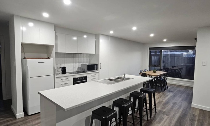 George Town Villa | New home, 5 minutes drive to beaches & MTB trials, walk to shops, pets, WiFi