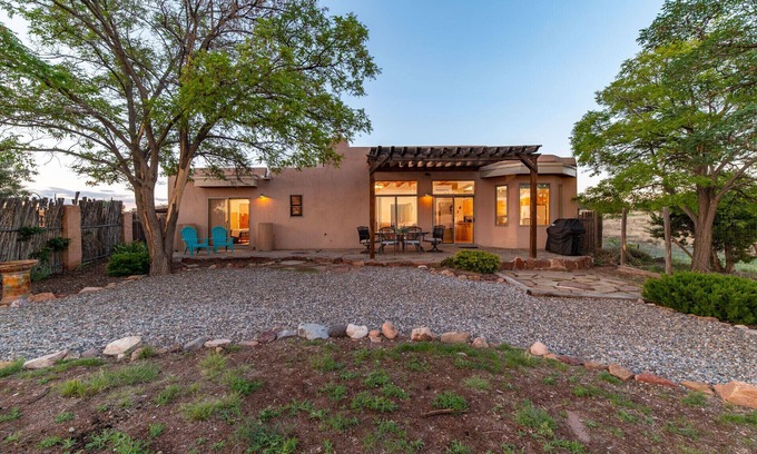Eldorado at Santa Fe House | NEW HOT TUB under the Stars, Sunset View, Pets, EV Charger, Chef’s Kitchen