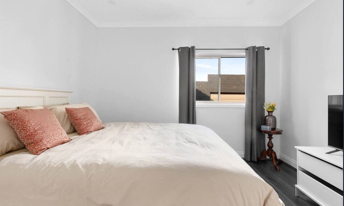 Brooklyn House | New house Near to City/Highpoint | Queen Room -19 mins to City