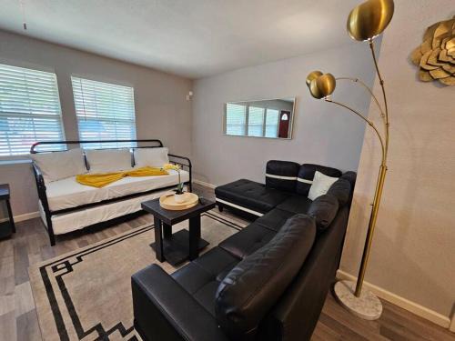 Northeast Houston Apartment | New Houston Home! Sleeps 10-12, Near Downtown, 4 Car Parking