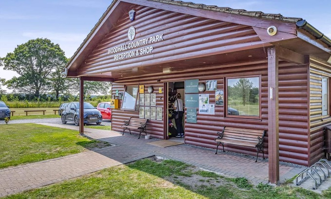 Woodhall Spa Ski Chalet | New in 2021 Modern and luxurious lodge with lakeside view.