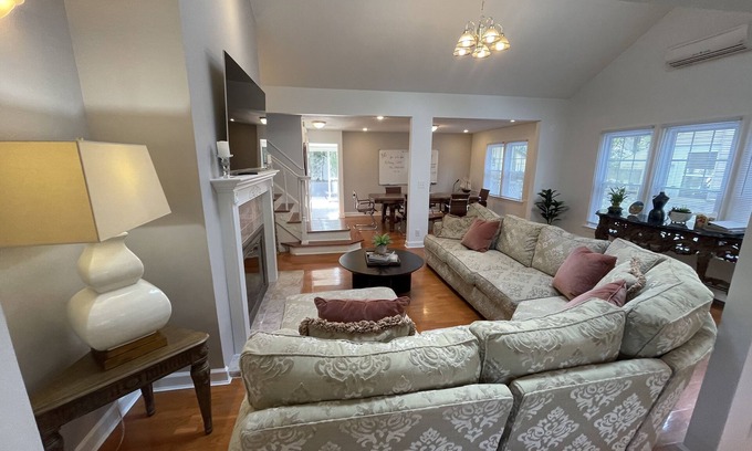 Tenafly House | New Jersey home, close to NY City Fun!
