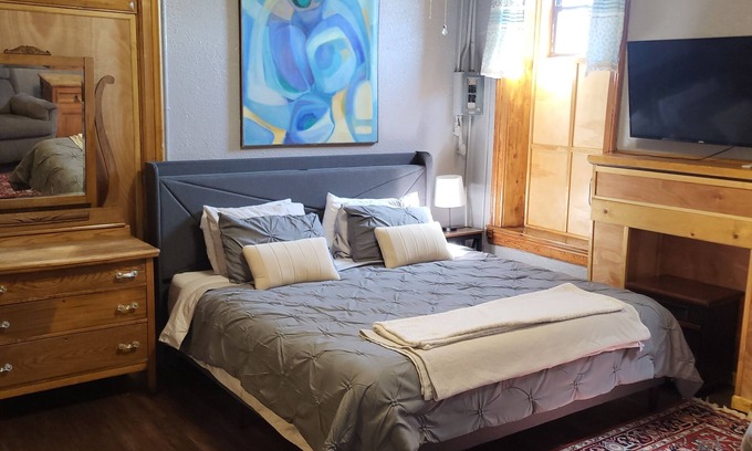 Del Norte Apartment | NEW King Bed Downtown Del Norte Apartment