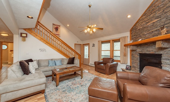 McHenry House | New! Knotty Bear Cabin: Lake Area, Dogs Welcome, Hot Tub, Fire Pit!