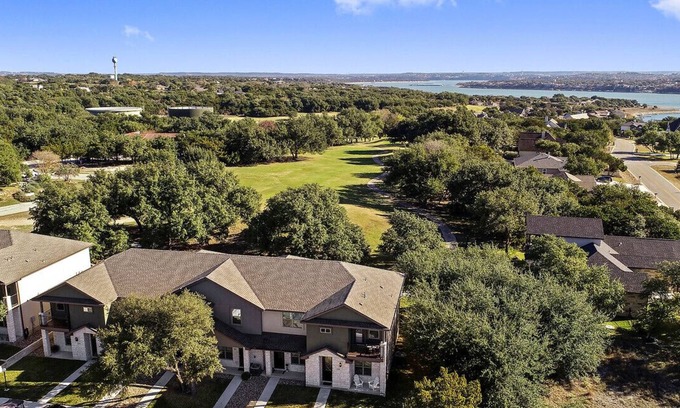 Point Venture House | New Lake Travis Home on Golf Course w/Golf Cart