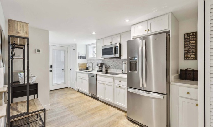 Northeast Apartment | New Large & Bright Arboretum/H-Street/Cap Hill 2BR
