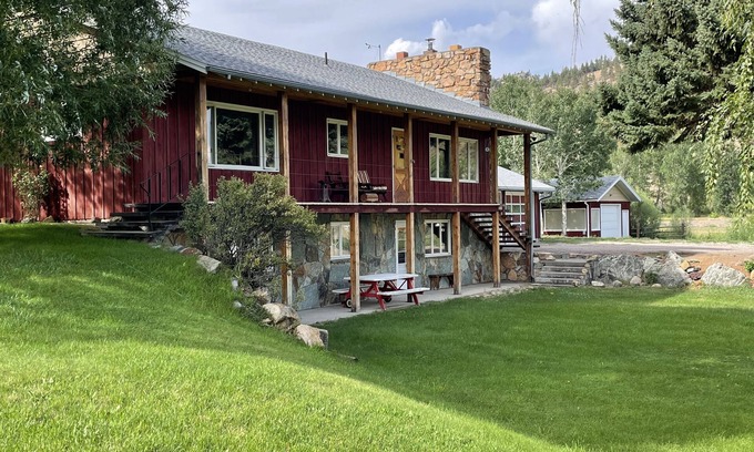Wolf Creek House | NEW LISTING! 4 BR 2 BATH- PRIVATE Retreat Sleeps 12! Large Boat parking!