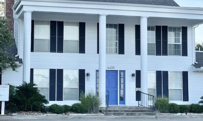 College Station House | New Listing-7 bedroom 6 bath, sleeps 28-30 @Texas A&M Northgate!