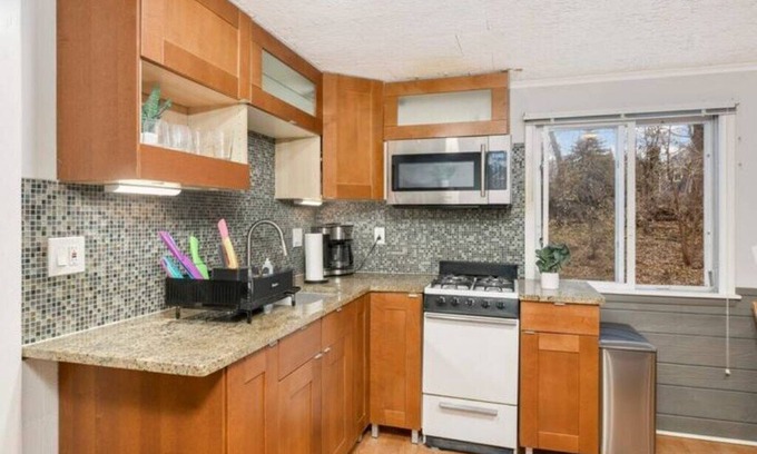 Plymouth House | New Listing by 5-Star Hosts! Cozy, Quiet 1 Bd Homen
