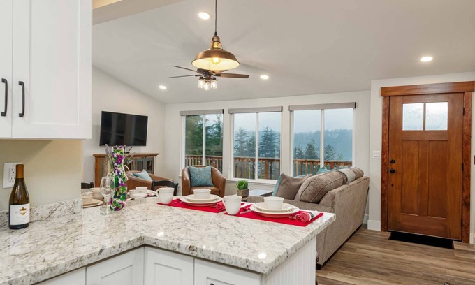 Florence House | * New Listing* Gorgeous Newly Remodeled Lake house, Amazing Views, Gas grill, Pet Friendly