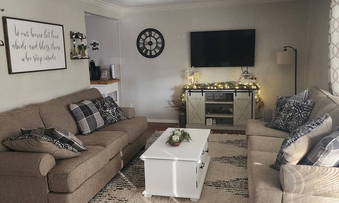 Olney House | New listing! Private 3 bedroom 2 bath home with BEAUTIFUL sunroom!