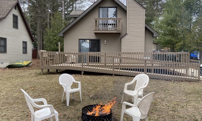 Silver Lake House | New Listing! Sleeps 10. Across from Upper Silver Lake