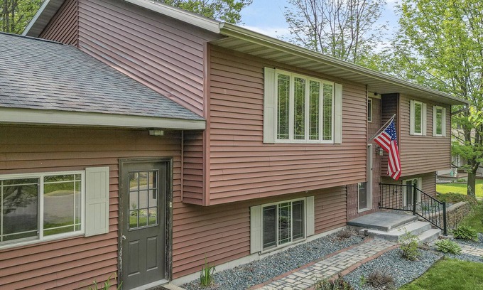 Mosinee Apartment | New Listing! Spacious home with wooded back yard!