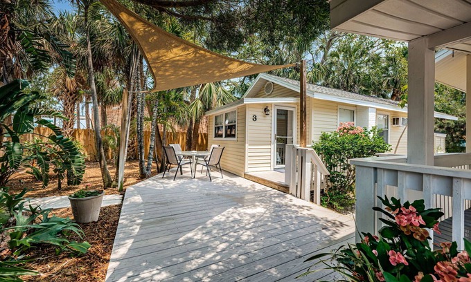 Sunset Beach Cottage | New Listing Sunset Tropical Beach Bungallow