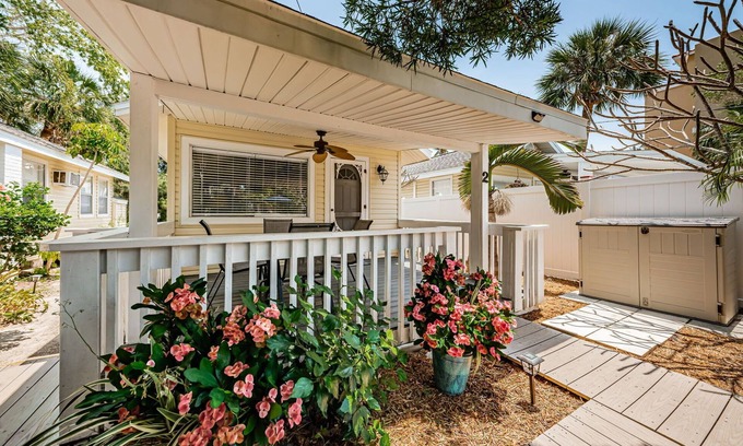 Sunset Beach Cottage | New Listing Tropical Sunset beach Cottage